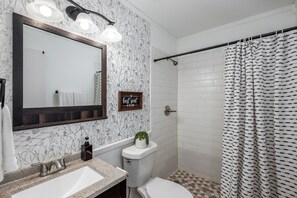 Douche, séchoir à cheveux, serviettes fournies, savon