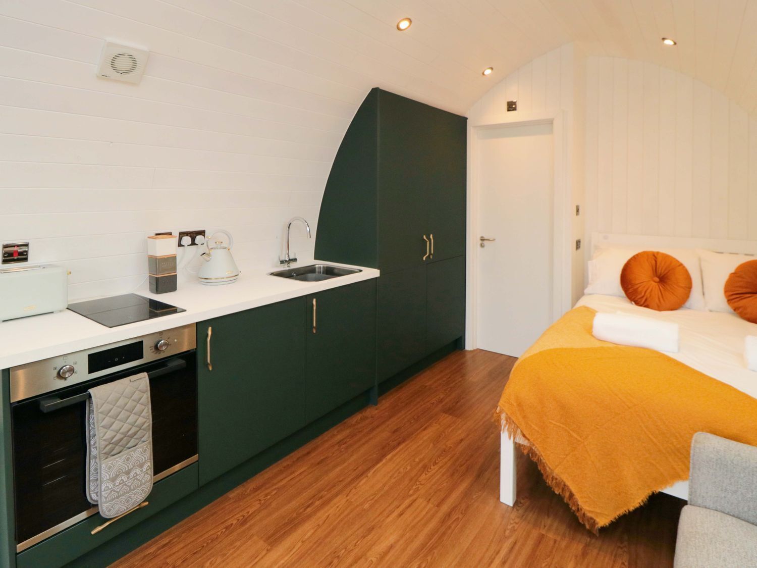 Bumblebee Glamping Pod, Pet Friendly, With Hot Tub In Thornton Dale - Thornton-le-Dale