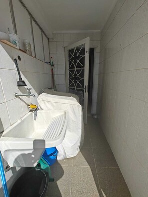 Chuveiro, secador de cabelo, bidê, toalhas de banho