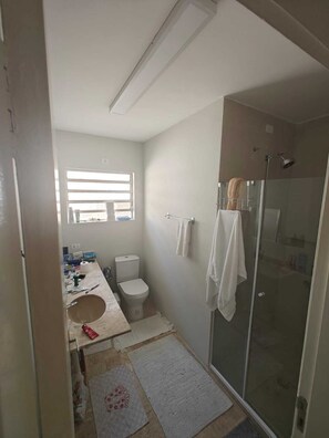 Dusj, hårføner, bidé og håndklær