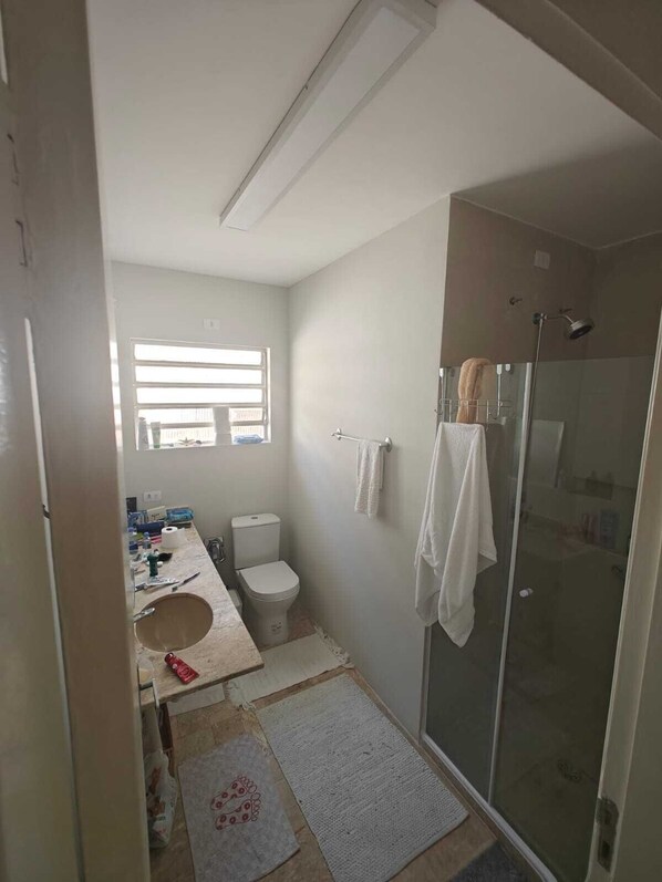 Chuveiro, secador de cabelo, bidê, toalhas de banho