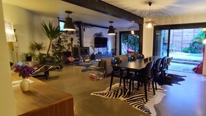Una cocina moderna con comedor, ventanas amplias y una alfombra de estampado de cebra.