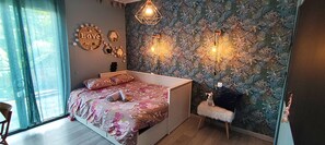 6 bedrooms, WiFi, bed sheets