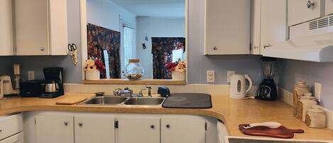 Køleskab, mikrobølgeovn, ovn, kogeplade