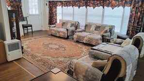 TV, books, music library, video library - Spacious home near restaurants, movies, beaches, and hospitals, w/community pool (Oldsmar)