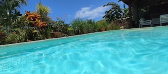 maison avec piscine proche de: Deshaies,commerces,chemins de randonnées,plages .