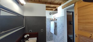 Douche, sèche-cheveux, serviettes fournies