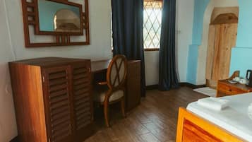 Junior-Suite, Balkon, Meerblick | Schreibtisch
