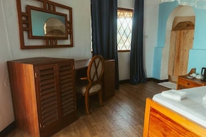 Junior Suite, Balcony, Sea View | Desk