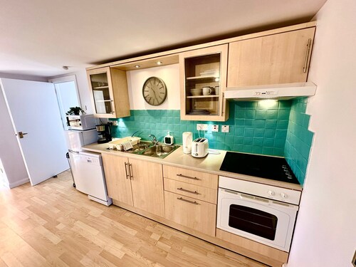 Dolphin Bay - Charming 1 Bedroom Apartment