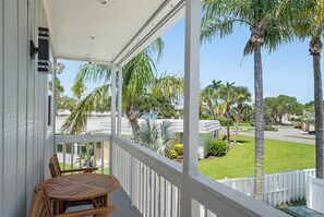 Terrace/patio - Fresh Coastal Comfort, Beaches Close & Bay Views, 2 GB WIFI (Sarasota)