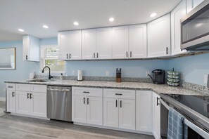 Fridge, microwave, oven, stovetop - Fresh Coastal Comfort, Beaches Close & Bay Views, 2 GB WIFI (Sarasota)