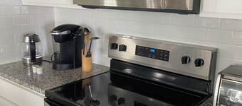 New 4BR Townhome in Kyle, I-35 Access, Sunrise Views Over Cornfields