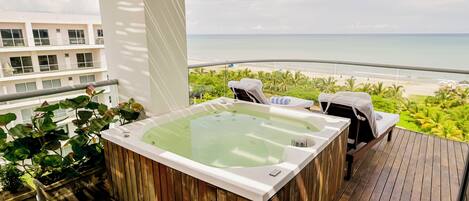 Outdoor spa tub