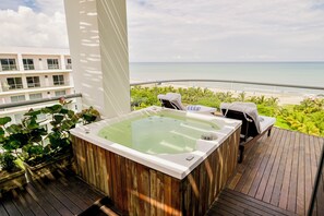 Outdoor spa tub