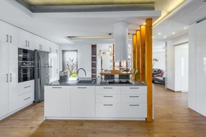 Geladeira, micro-ondas, fogão, cooktop