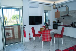 Geladeira, fogão, cooktop, chaleira elétrica