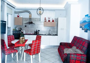 Kühlschrank, Ofen, Herdplatte, Wasserkocher