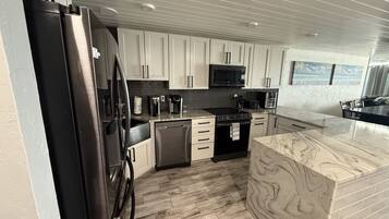 Microondas, horno, parrilla de estufa y lavavajillas