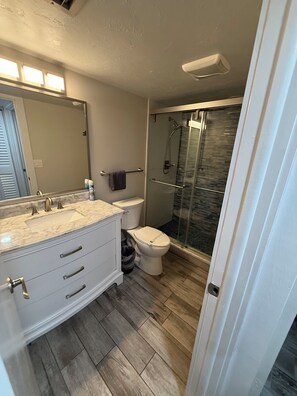 Douche, sèche-cheveux, serviettes fournies, savon