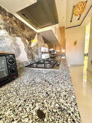 Private kitchen - Chic & Cozy Stay in Saidia: Fully Equipped for Families (Saidia)