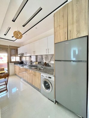 Private kitchen - Chic & Cozy Stay in Saidia: Fully Equipped for Families (Saidia)