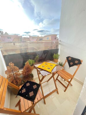 Outdoor dining - Chic & Cozy Stay in Saidia: Fully Equipped for Families (Saidia)