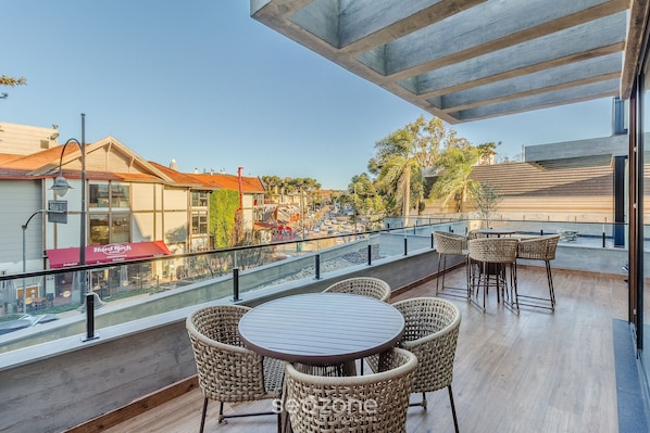 Basic Apartment | Outdoor dining