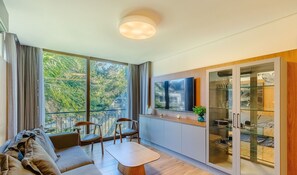 Basic Apartment | Living area | TV