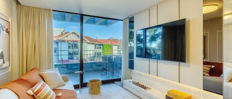 Basic Apartment | Ruang tamu | TV