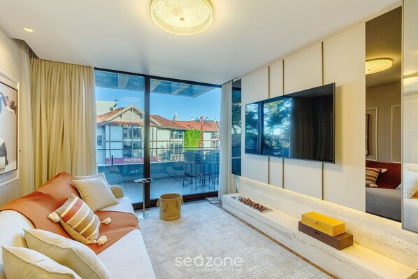 Apartamento básico | Zona de estar | Una televisión