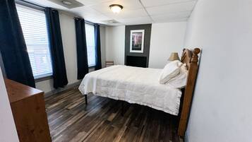 2 bedrooms, iron/ironing board, WiFi, bed sheets