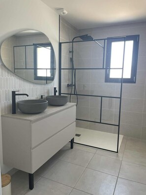 Dusche, Haartrockner, Handtücher, Toilettenpapier