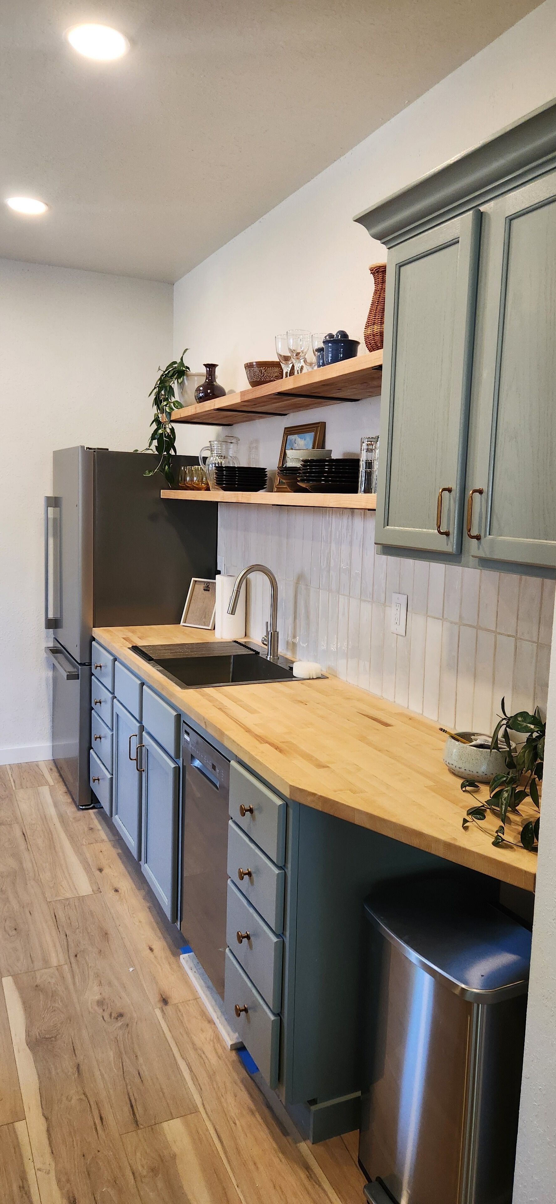 Mikrobølgeovn, ovn, kokeplater og oppvaskmaskin