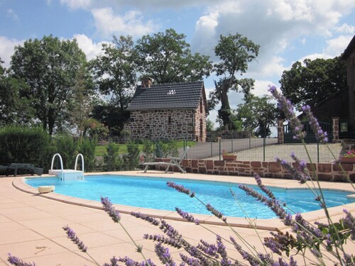 Les Collines Rouges, piscine privée, chauffée,proche nombreux sites touristiques