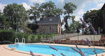 Les Collines Rouges, piscine privée, chauffée,proche nombreux sites touristiques