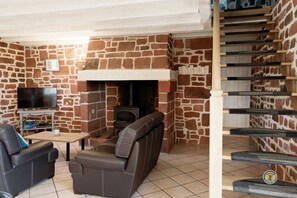 Televisión y chimenea