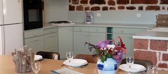 Les Collines Rouges, private heated swimming pool, close to many tourist attractions
