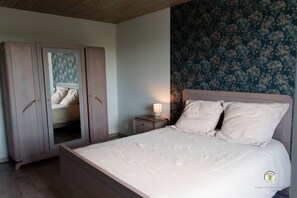 4 bedrooms, iron/ironing board, WiFi