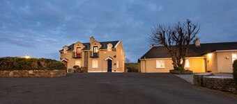 An atlantic view cottages  that sleeps 5 guests  in 3 bedrooms