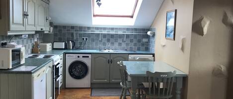 Refrigerador, periquera y utensilios de cocina