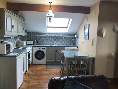 An atlantic view cottages  that sleeps 5 guests  in 3 bedrooms