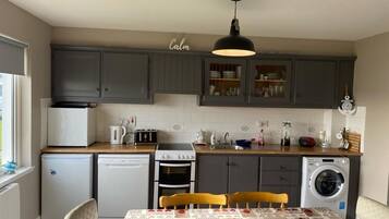 Refrigerador, lavavajillas y utensilios de cocina