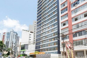 A multi-story building with a modern architectural design, featuring a series of windows and balconies. - BLB - Apartments in Barra, Salvador (Salvador)