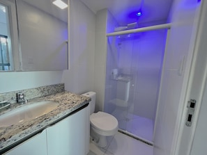 Basic Apartment | Bathroom