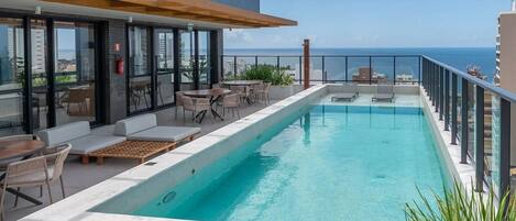 Apartamento básico | Piscina | Una piscina al aire libre