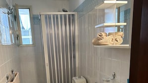Dusj, hårføner, bidé og håndklær