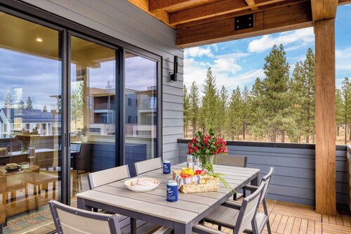Sleeps 20, 4 Units 10bdr, Hot Tub, Near Old Bend + DT Aerie by Avantstay