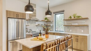 Interior - Sleeps 20 4 Units, Hot Tub, Deck, Near Downtown+old Bend Aerie by Avantstay (Bend)
