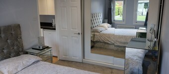 Modern cabin in residential area near 2 train stations with mainlines to London